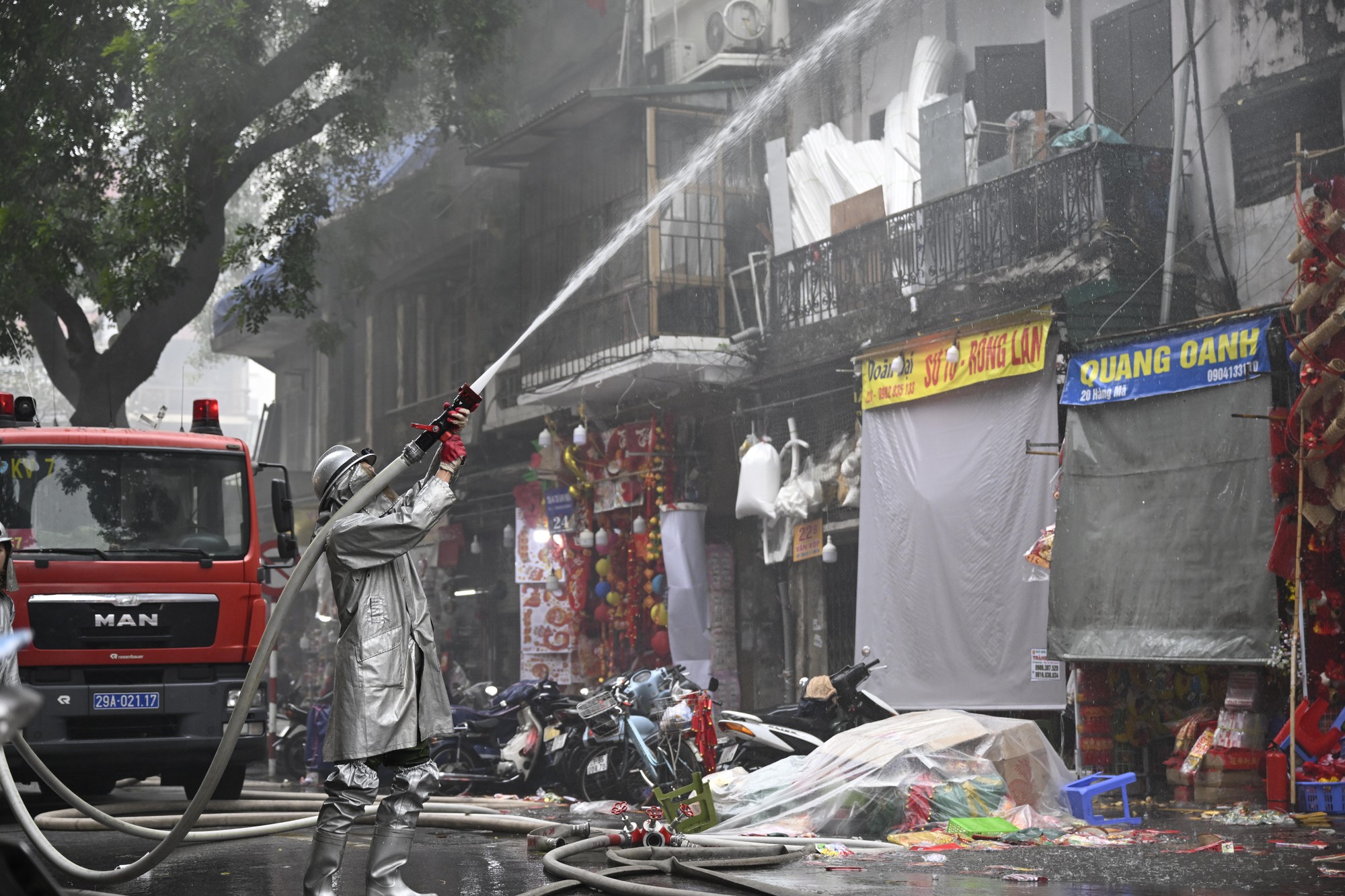 H&agrave; Nội: Ch&aacute;y lớn tr&ecirc;n phố H&agrave;ng M&atilde; ng&agrave;y cuối năm, đ&ocirc;i nam nữ liều m&igrave;nh nhảy từ tầng cao tho&aacute;t th&acirc;n- Ảnh 4.