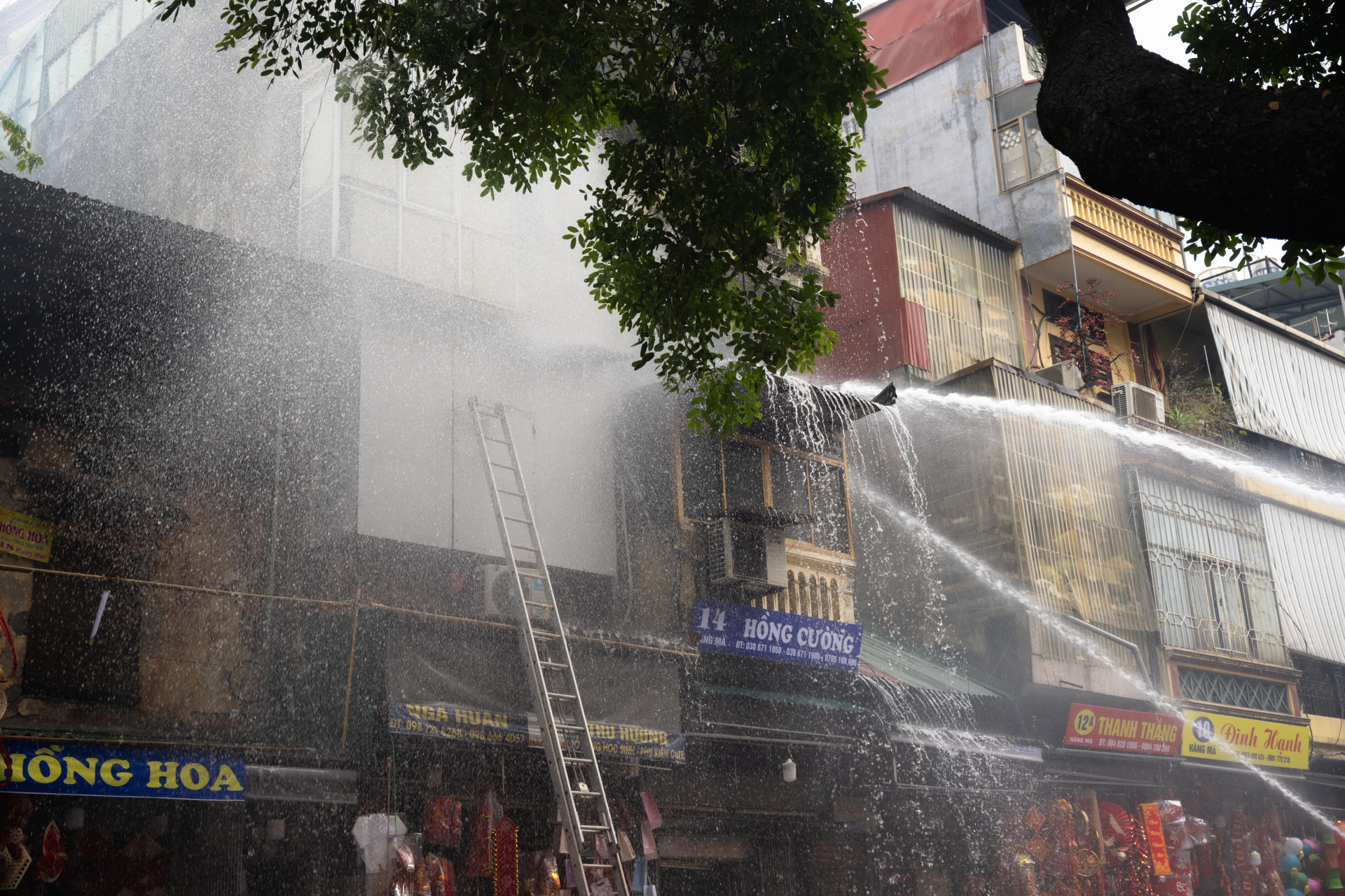 Clip: Khoảnh khắc người phụ nữ trượt ch&acirc;n rơi xuống đất khi tho&aacute;t khỏi đ&aacute;m ch&aacute;y tr&ecirc;n phố H&agrave;ng M&atilde; khiến ai cũng th&oacute;t tim- Ảnh 4.