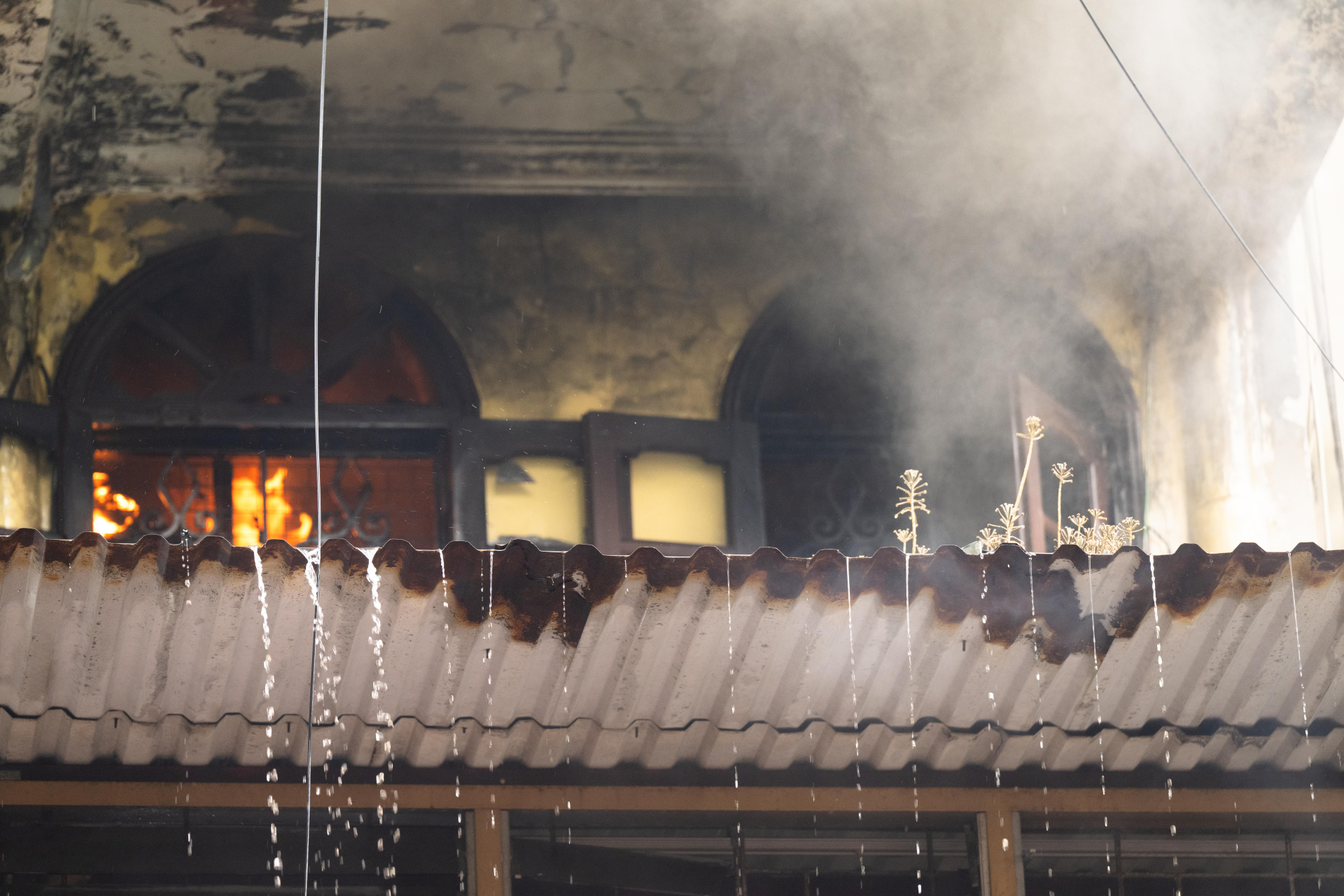 Clip: Khoảnh khắc người phụ nữ trượt ch&acirc;n rơi xuống đất khi tho&aacute;t khỏi đ&aacute;m ch&aacute;y tr&ecirc;n phố H&agrave;ng M&atilde; khiến ai cũng th&oacute;t tim- Ảnh 3.