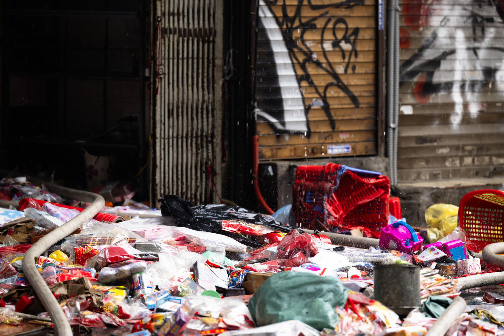 Clip: Khoảnh khắc người phụ nữ trượt ch&acirc;n rơi xuống đất khi tho&aacute;t khỏi đ&aacute;m ch&aacute;y tr&ecirc;n phố H&agrave;ng M&atilde; khiến ai cũng th&oacute;t tim- Ảnh 2.