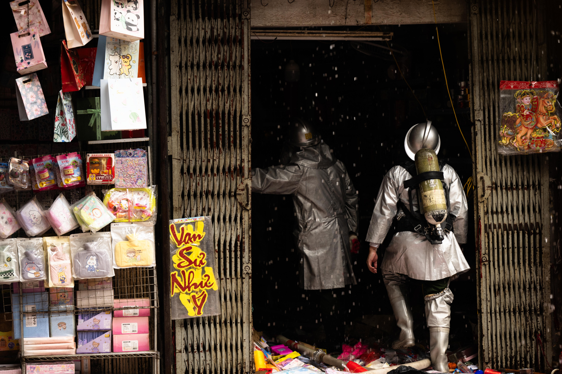 Clip: Khoảnh khắc người phụ nữ trượt ch&acirc;n rơi xuống đất khi tho&aacute;t khỏi đ&aacute;m ch&aacute;y tr&ecirc;n phố H&agrave;ng M&atilde; khiến ai cũng th&oacute;t tim- Ảnh 1.