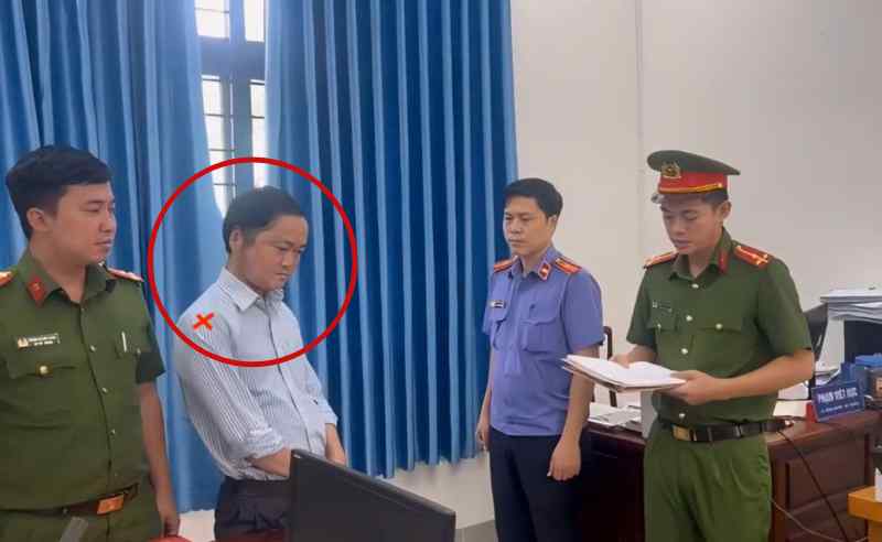 Lệnh bắt tạm giam c&ocirc;ng chức Phạm Viết Dực- Ảnh 1.