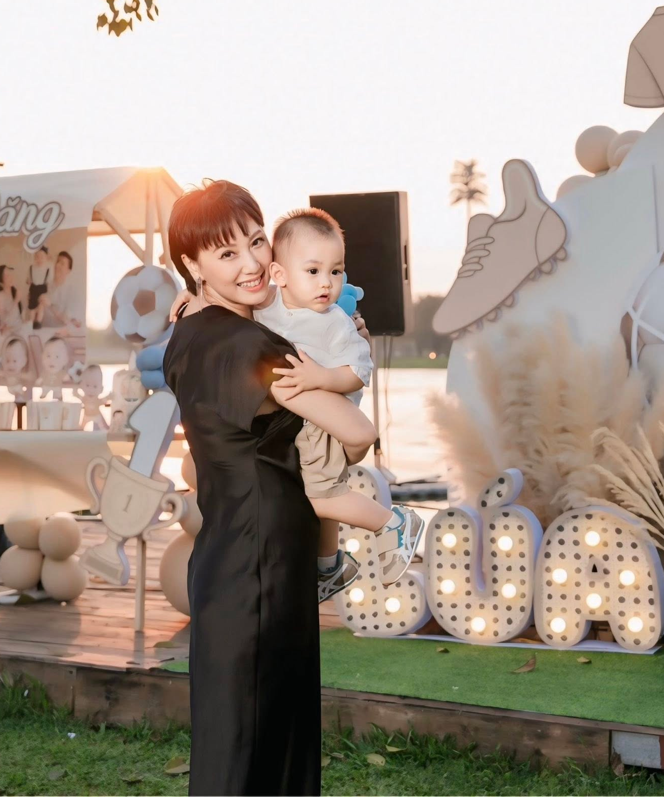 Mẹ Do&atilde;n Hải My U50 khoe visual trẻ đẹp bất bại ng&agrave;y cuối năm, thần th&aacute;i sang chuẩn 