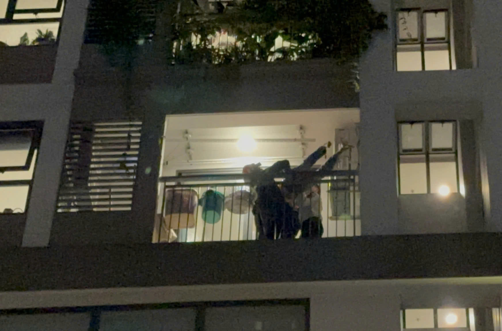 CLIP: Nam thanh ni&ecirc;n định nhảy lầu ở chung cư Q7 Boulevard- Ảnh 1.