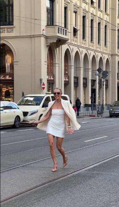 U60, người mẫu n&agrave;y vẫn đứng trước ống k&iacute;nh, chứng minh "vẻ đẹp kh&ocirc;ng c&oacute; hạn sử dụng", "đập tan" định kiến về tuổi trung ni&ecirc;n- Ảnh 3.