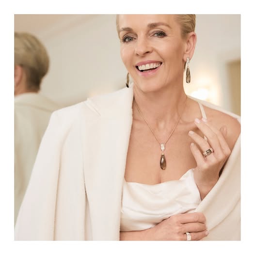 U60, người mẫu n&agrave;y vẫn đứng trước ống k&iacute;nh, chứng minh "vẻ đẹp kh&ocirc;ng c&oacute; hạn sử dụng", "đập tan" định kiến về tuổi trung ni&ecirc;n- Ảnh 6.