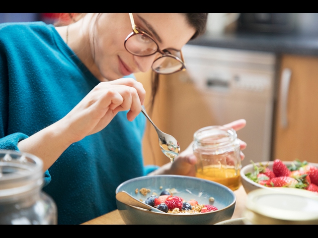 T&ocirc;i l&agrave; chuy&ecirc;n gia dinh dưỡng v&agrave; đ&acirc;y l&agrave; mục ti&ecirc;u ăn uống của t&ocirc;i trong năm mới để khỏe v&agrave; đẹp: Kh&ocirc;ng khắc nghiệt, ai l&agrave;m cũng được- Ảnh 3.