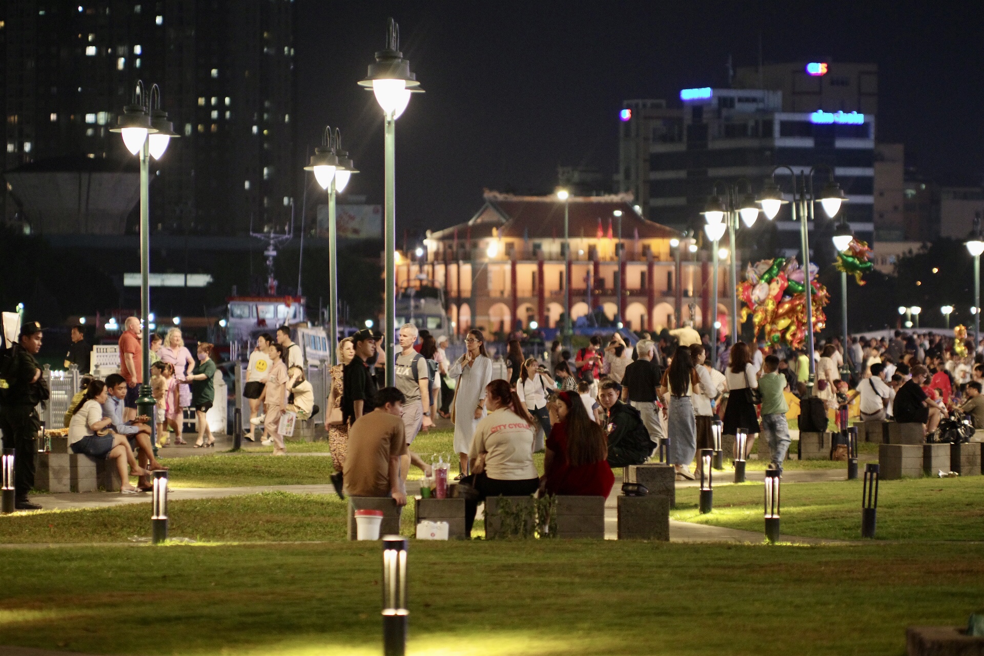 Những địa điểm xem ph&aacute;o hoa tối nay, view đẹp v&agrave; ho&agrave;n to&agrave;n miễn ph&iacute;!- Ảnh 2.