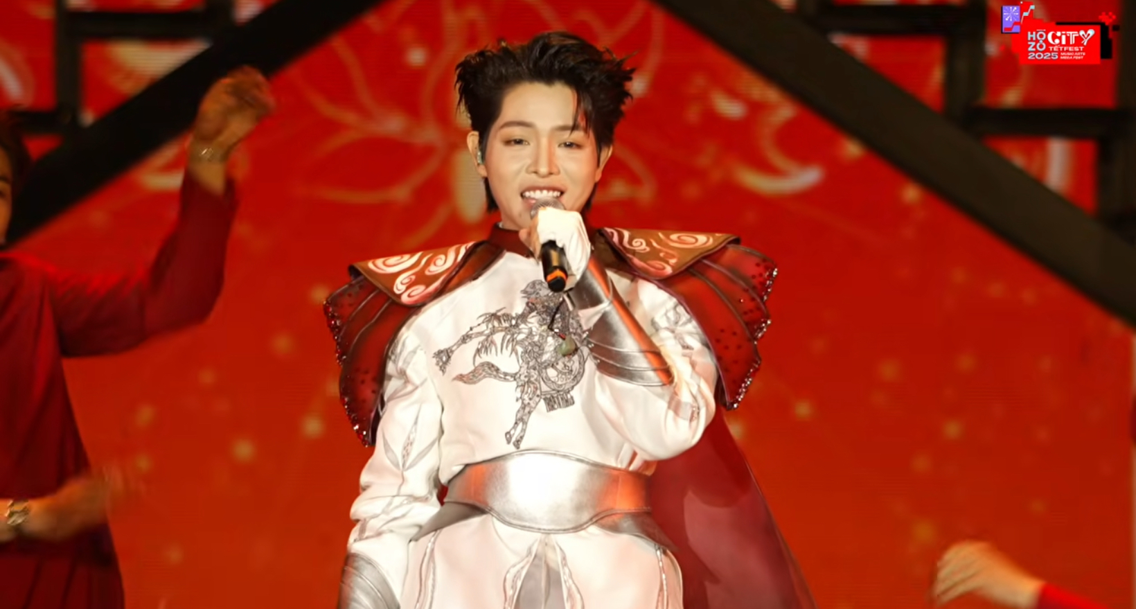 Nam ca sĩ Vpop đắt show nhất, phủ sóng trọn vẹn đêm Countdown 31/12 - Ảnh 3. Nam ca sĩ Vpop đắt show nhất, phủ sóng trọn vẹn đêm Countdown 31/12 - Ảnh 3.