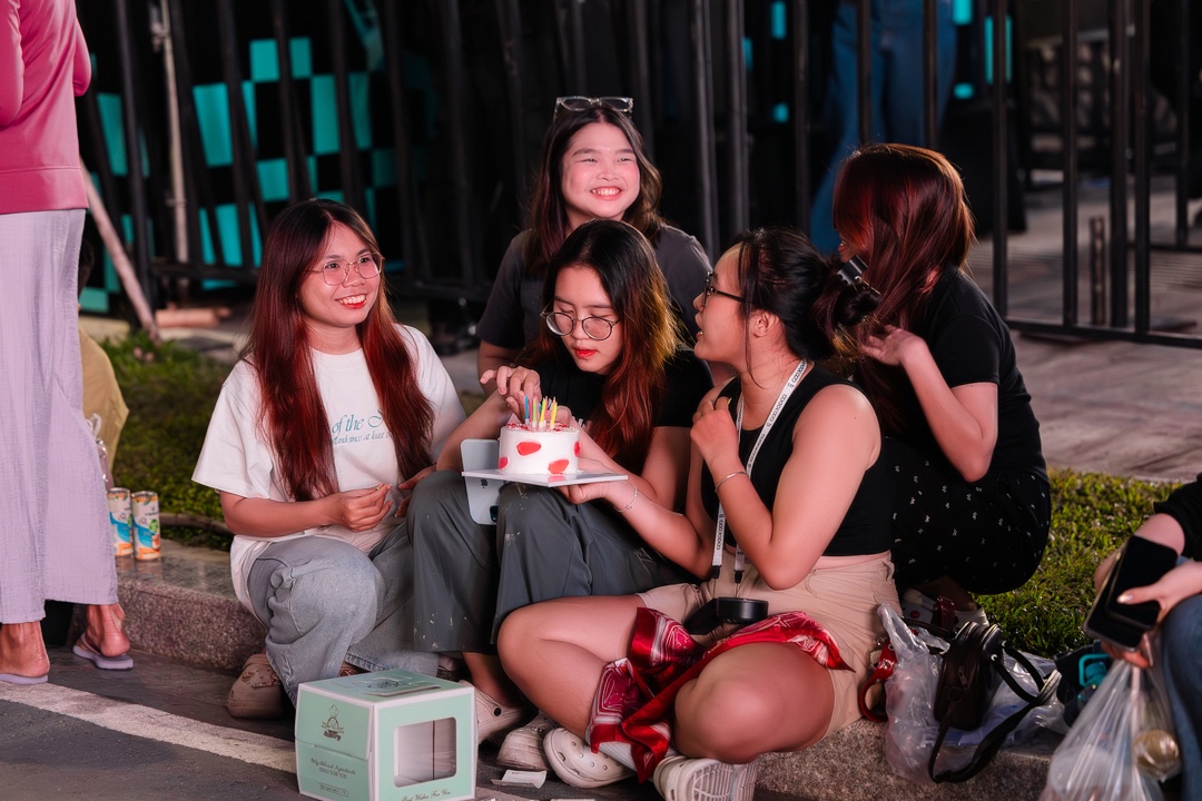 Chưa tới giao thừa m&agrave; kh&ocirc;ng kh&iacute; đ&atilde; cỡ n&agrave;y: Hồ Gươm lung linh &aacute;nh s&aacute;ng, phố T&acirc;y B&ugrave;i Viện "full b&agrave;n"- Ảnh 17.