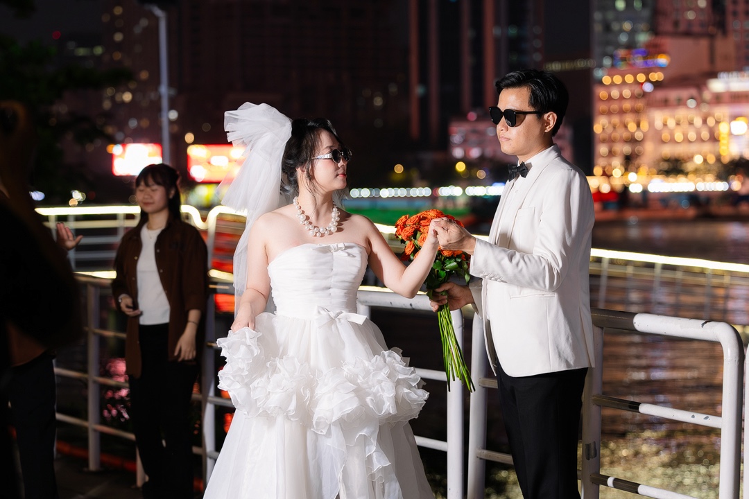 Chưa tới giao thừa m&agrave; kh&ocirc;ng kh&iacute; đ&atilde; cỡ n&agrave;y: Hồ Gươm lung linh &aacute;nh s&aacute;ng, phố T&acirc;y B&ugrave;i Viện "full b&agrave;n"- Ảnh 18.