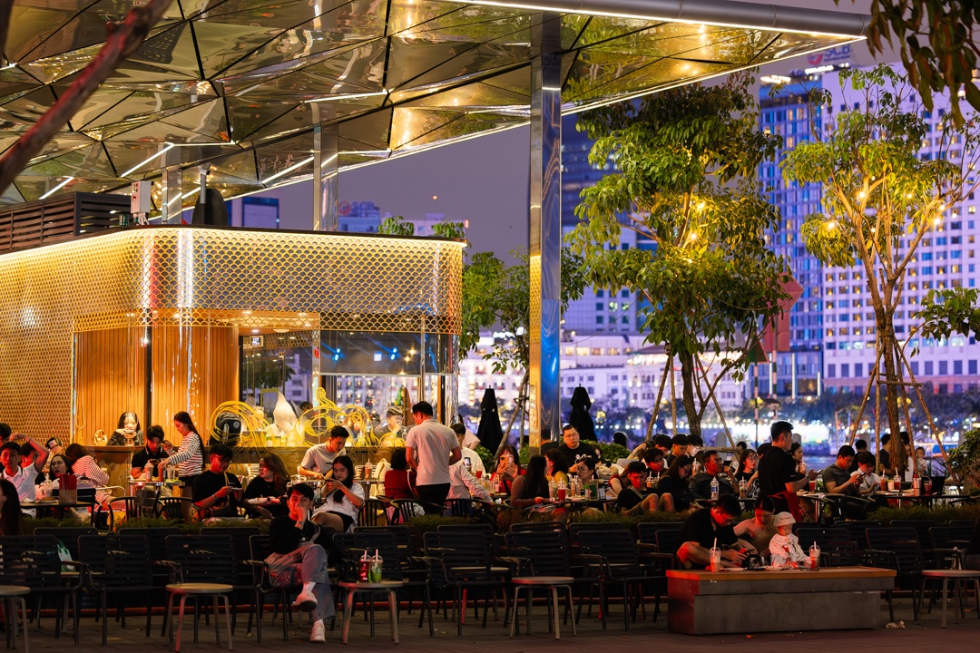 Chưa tới giao thừa m&agrave; kh&ocirc;ng kh&iacute; đ&atilde; cỡ n&agrave;y: Hồ Gươm lung linh &aacute;nh s&aacute;ng, phố T&acirc;y B&ugrave;i Viện "full b&agrave;n"- Ảnh 19.