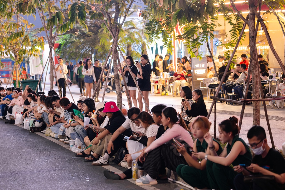 Chưa tới giao thừa m&agrave; kh&ocirc;ng kh&iacute; đ&atilde; cỡ n&agrave;y: Hồ Gươm lung linh &aacute;nh s&aacute;ng, phố T&acirc;y B&ugrave;i Viện "full b&agrave;n"- Ảnh 20.