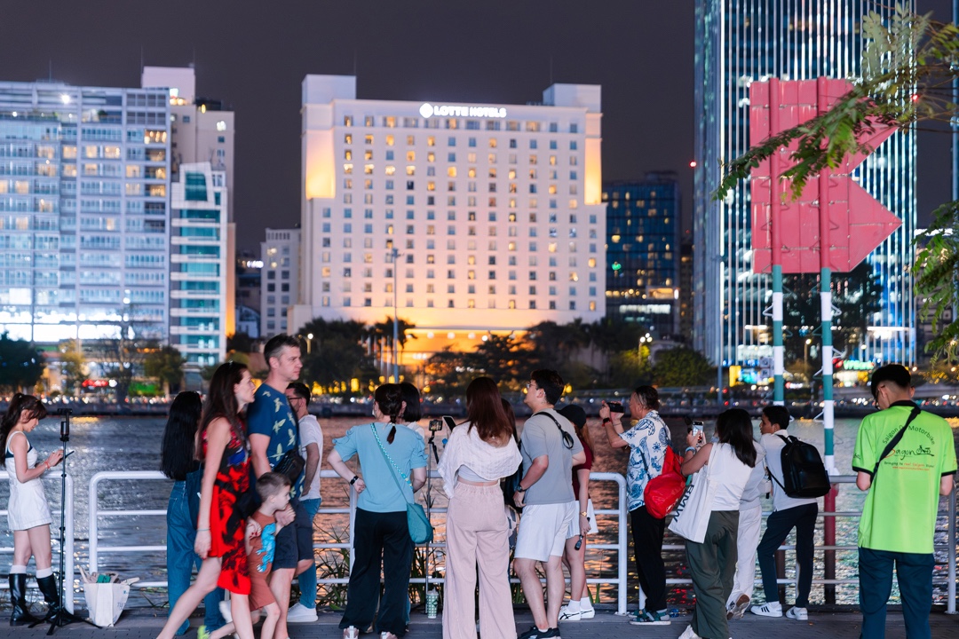 Chưa tới giao thừa m&agrave; kh&ocirc;ng kh&iacute; đ&atilde; cỡ n&agrave;y: Hồ Gươm lung linh &aacute;nh s&aacute;ng, phố T&acirc;y B&ugrave;i Viện "full b&agrave;n"- Ảnh 22.