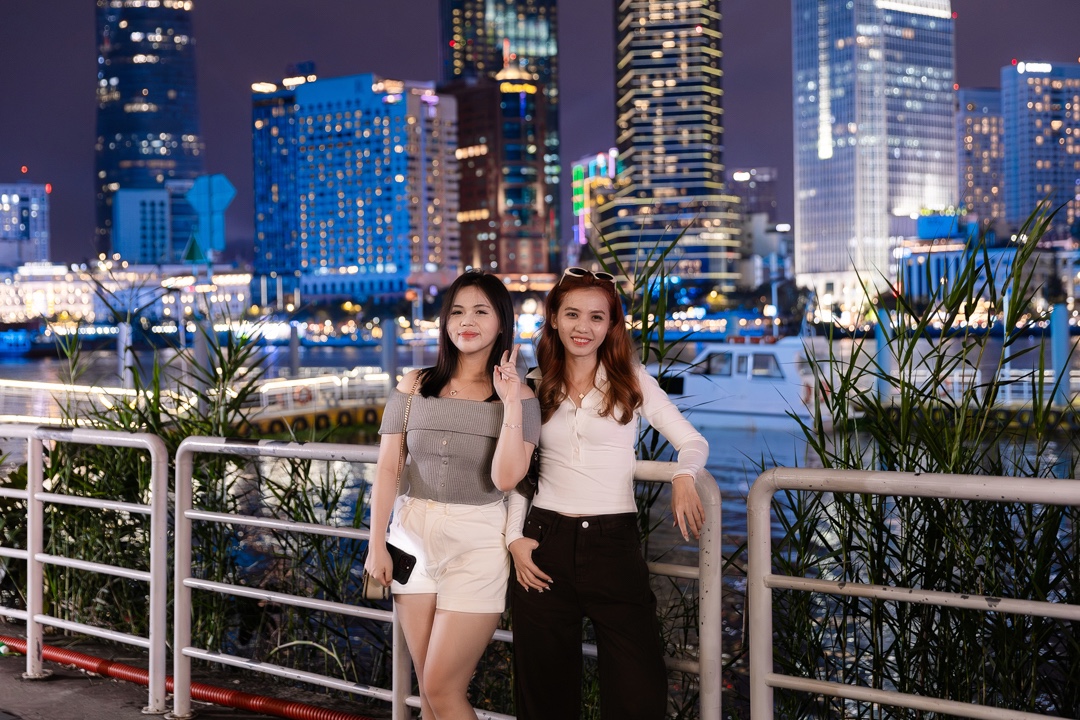 Chưa tới giao thừa m&agrave; kh&ocirc;ng kh&iacute; đ&atilde; cỡ n&agrave;y: Hồ Gươm lung linh &aacute;nh s&aacute;ng, phố T&acirc;y B&ugrave;i Viện "full b&agrave;n"- Ảnh 23.