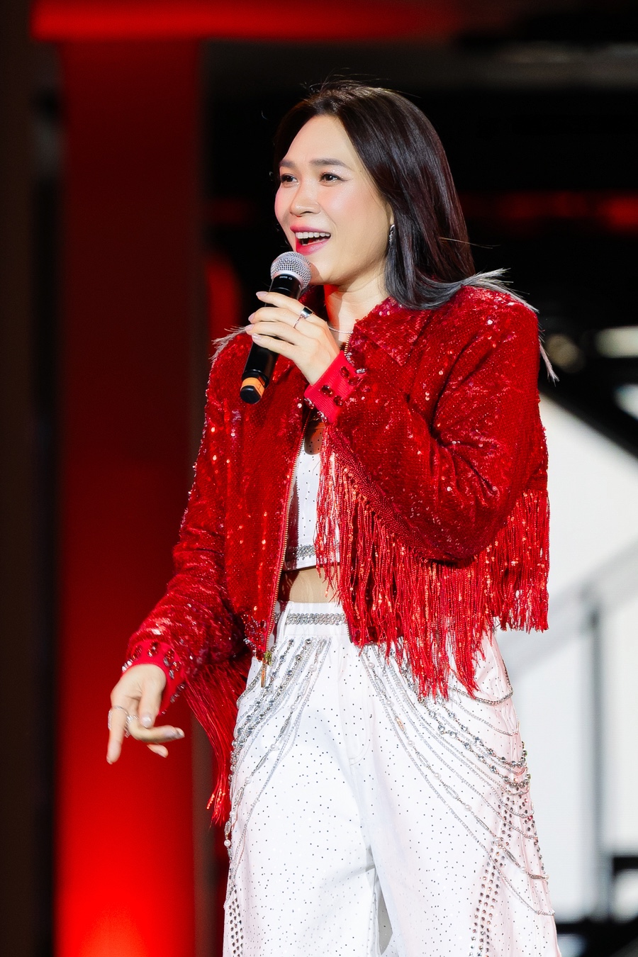 Mỹ T&acirc;m cởi phăng &aacute;o khoe trọn visual nữ thần, set diễn đỉnh cao &ldquo;tiễn&rdquo; 2025 tại HOZO CITY TẾT FEST- Ảnh 1.