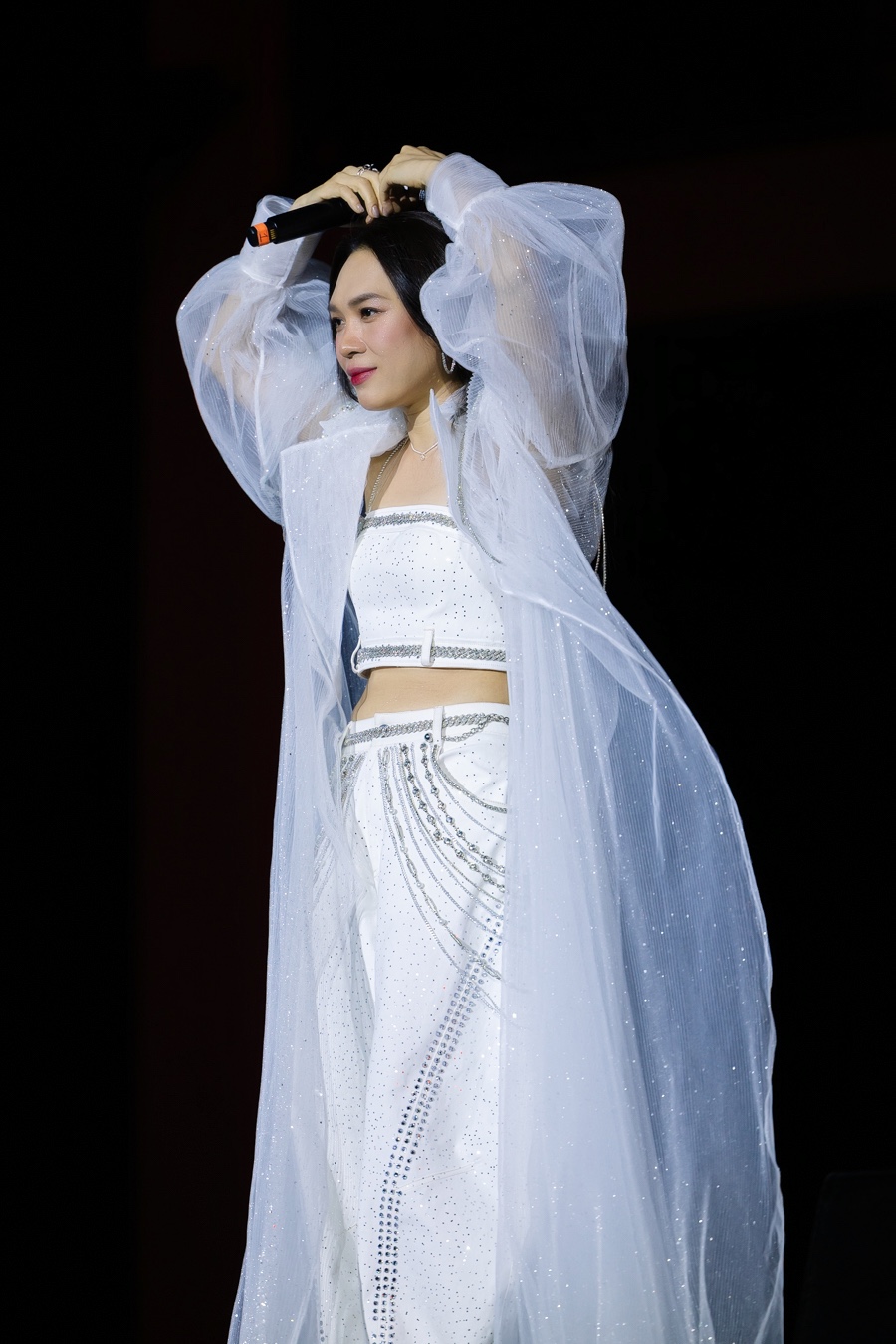 Mỹ T&acirc;m cởi phăng &aacute;o khoe trọn visual nữ thần, set diễn đỉnh cao &ldquo;tiễn&rdquo; 2025 tại HOZO CITY TẾT FEST- Ảnh 5.