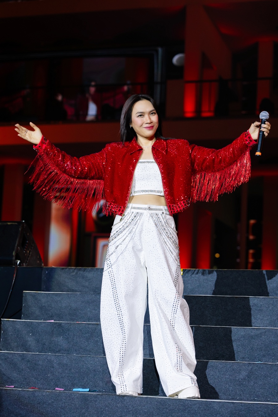 Mỹ T&acirc;m cởi phăng &aacute;o khoe trọn visual nữ thần, set diễn đỉnh cao &ldquo;tiễn&rdquo; 2025 tại HOZO CITY TẾT FEST- Ảnh 2.