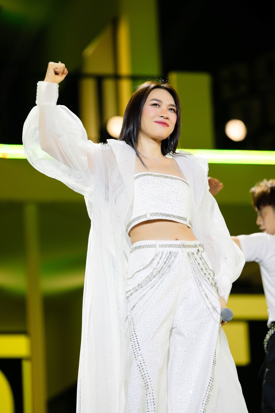 Mỹ T&acirc;m cởi phăng &aacute;o khoe trọn visual nữ thần, set diễn đỉnh cao &ldquo;tiễn&rdquo; 2025 tại HOZO CITY TẾT FEST- Ảnh 7.