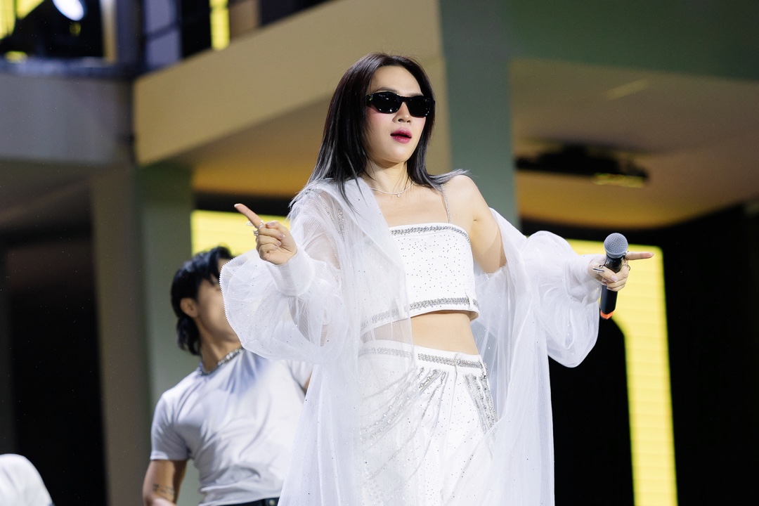 Mỹ T&acirc;m cởi phăng &aacute;o khoe trọn visual nữ thần, set diễn đỉnh cao &ldquo;tiễn&rdquo; 2025 tại HOZO CITY TẾT FEST- Ảnh 4.