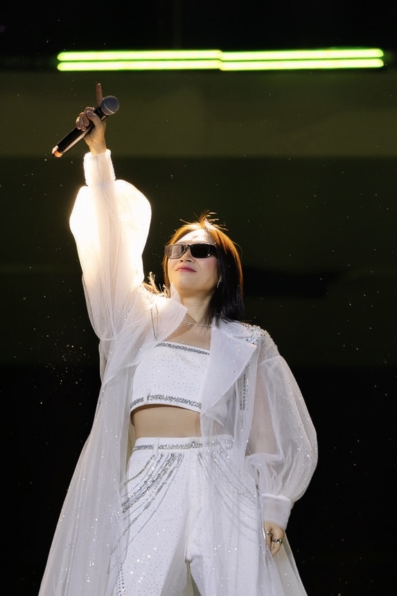 Mỹ T&acirc;m cởi phăng &aacute;o khoe trọn visual nữ thần, set diễn đỉnh cao &ldquo;tiễn&rdquo; 2025 tại HOZO CITY TẾT FEST- Ảnh 8.