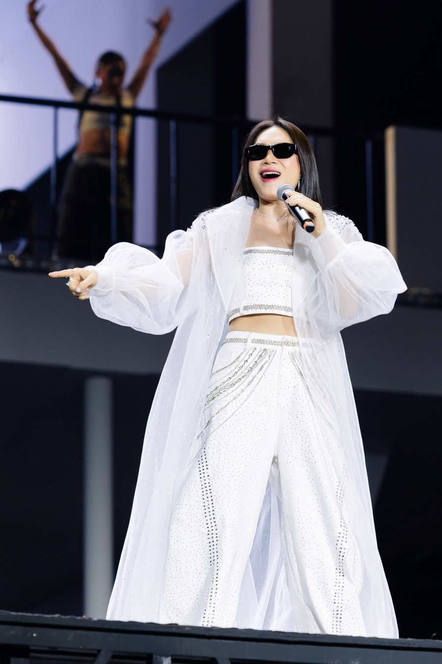 Mỹ T&acirc;m cởi phăng &aacute;o khoe trọn visual nữ thần, set diễn đỉnh cao &ldquo;tiễn&rdquo; 2025 tại HOZO CITY TẾT FEST- Ảnh 6.