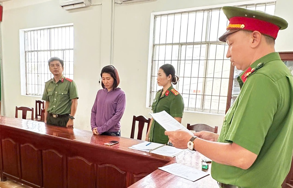 Bắt tạm giam, kh&aacute;m x&eacute;t nơi ở của "b&agrave; chủ" Phạm Huỳnh Tuyết Phượng- Ảnh 1.