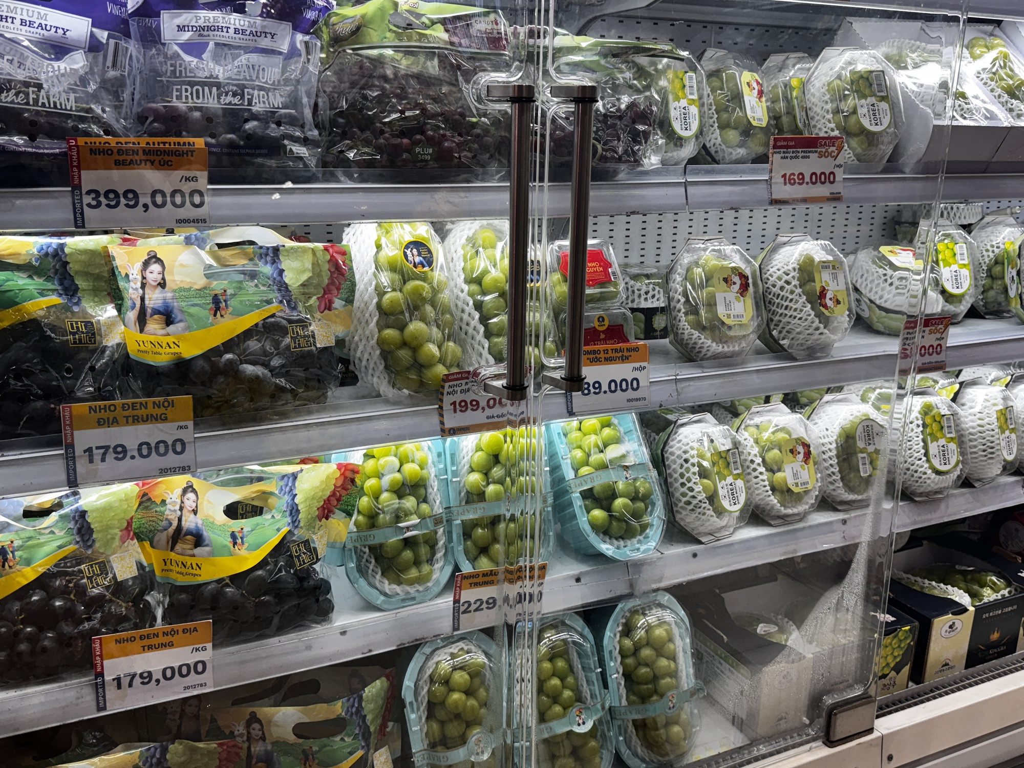 Ra si&ecirc;u thị, cửa h&agrave;ng hoa quả kiểm chứng độ HOT của 12 quả nho ước nguyện: C&oacute; như tr&ecirc;n mạng đồn?- Ảnh 5.