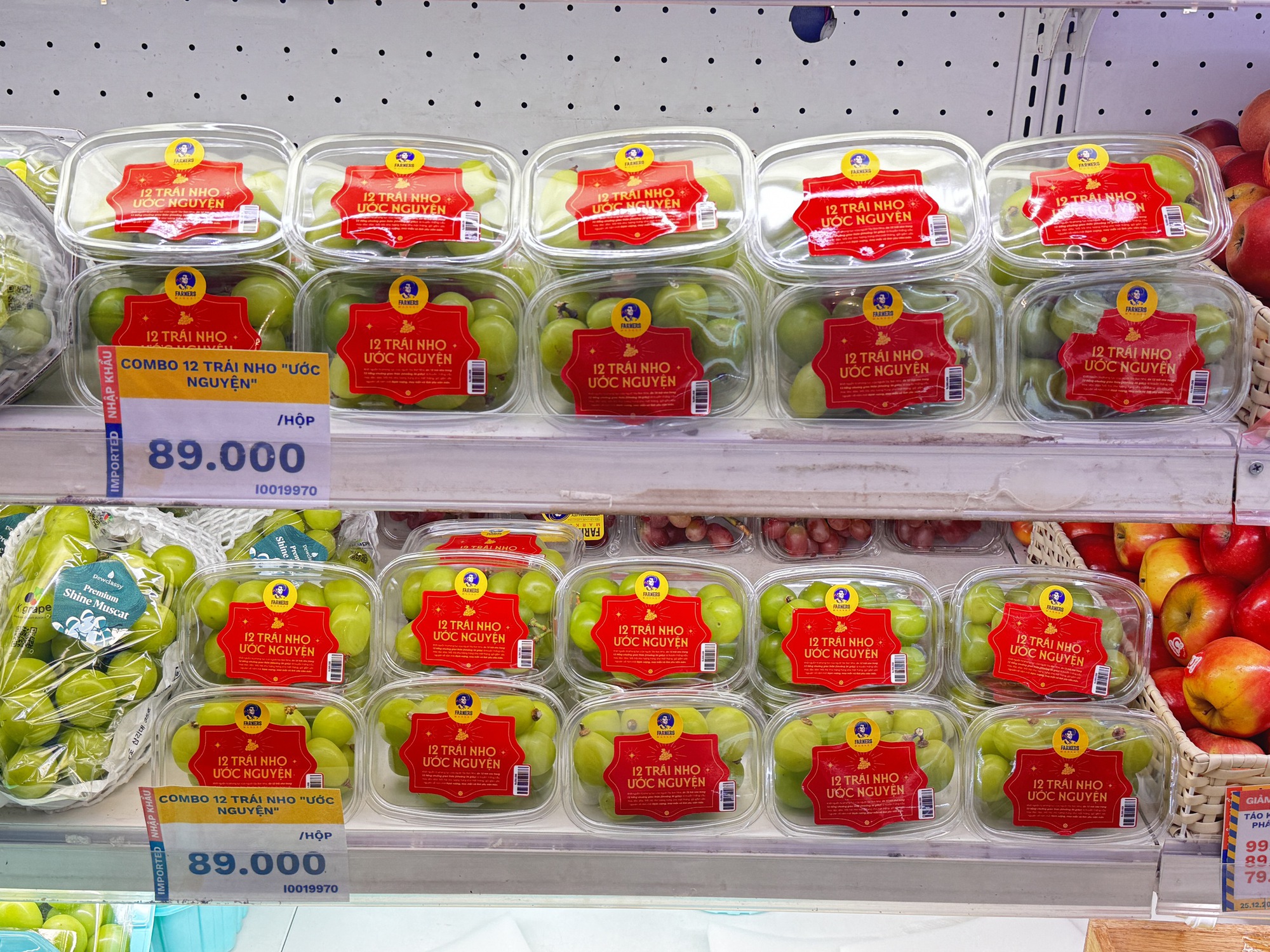 Ra si&ecirc;u thị, cửa h&agrave;ng hoa quả kiểm chứng độ HOT của 12 quả nho ước nguyện: C&oacute; như tr&ecirc;n mạng đồn?- Ảnh 1.