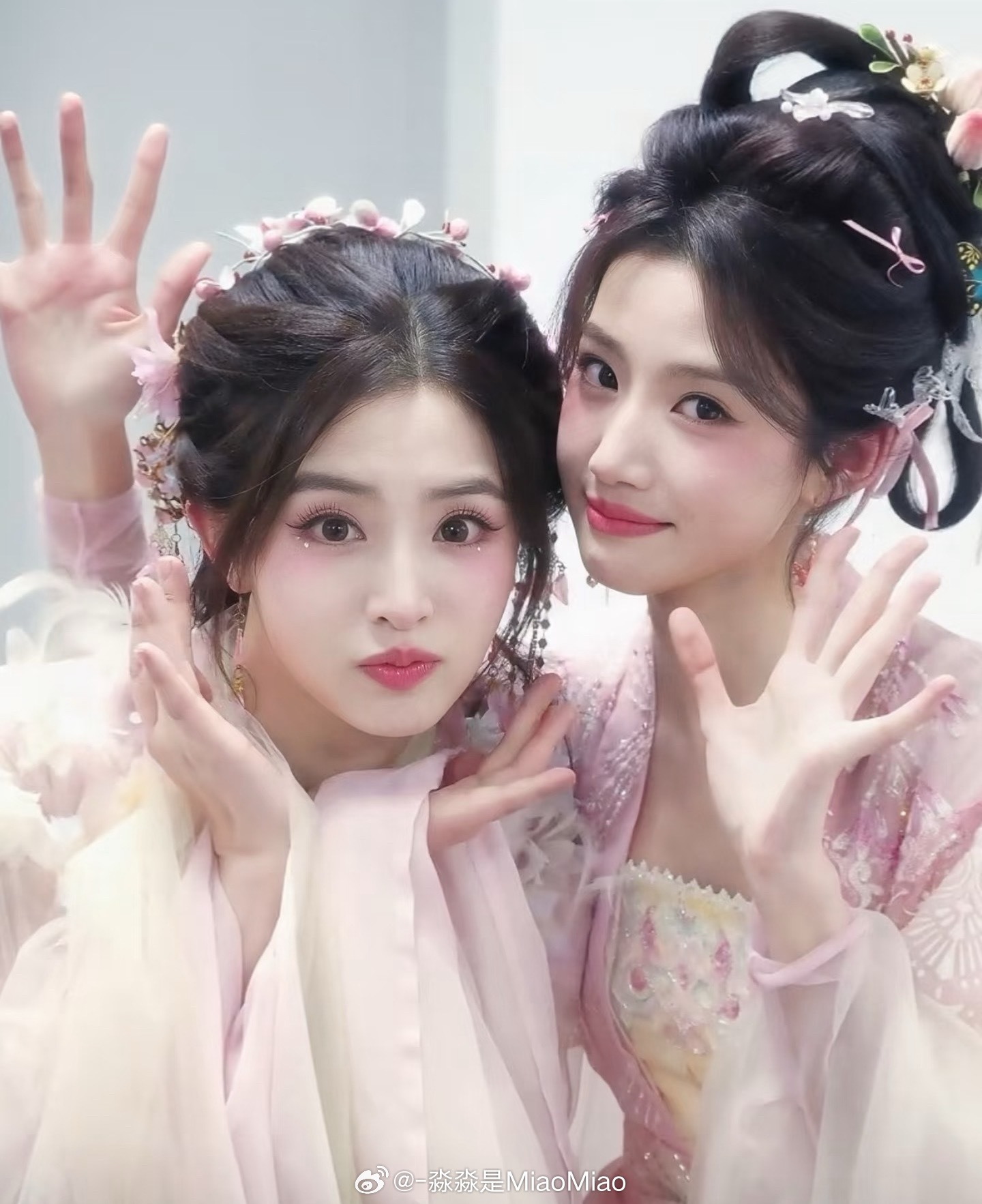 Mỹ nh&acirc;n đẹp nhất Đ&ecirc;m hội giao thừa 2026: Nhan sắc g&acirc;y nghiện cực mạnh, ti&ecirc;n nữ chứ kh&ocirc;ng phải người- Ảnh 1.