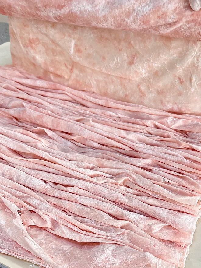 Chuyện lạ về b&aacute;t m&igrave; "thịt bao thịt": B&iacute; mật nằm ở ng&agrave;n nh&aacute;t ch&agrave;y v&agrave; sự tương đồng bất ngờ với gi&ograve; lụa Việt- Ảnh 2.