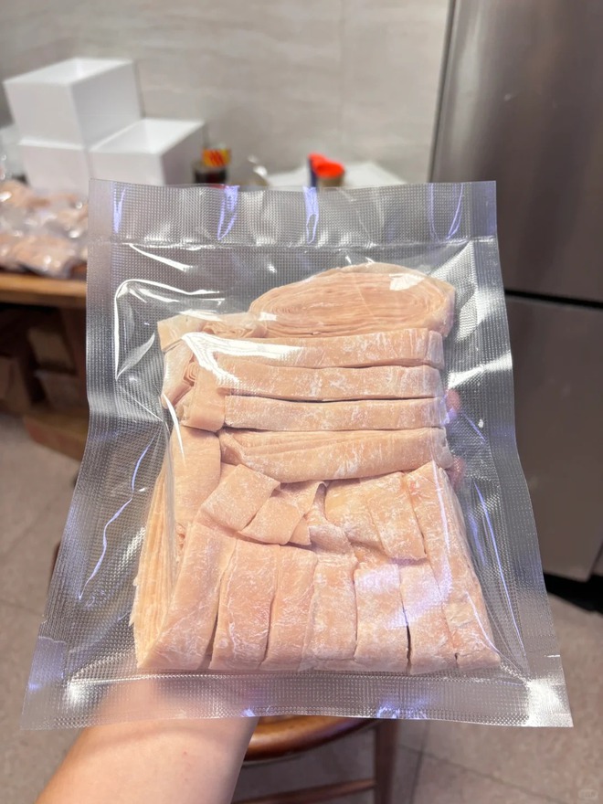 Chuyện lạ về b&aacute;t m&igrave; "thịt bao thịt": B&iacute; mật nằm ở ng&agrave;n nh&aacute;t ch&agrave;y v&agrave; sự tương đồng bất ngờ với gi&ograve; lụa Việt- Ảnh 11.