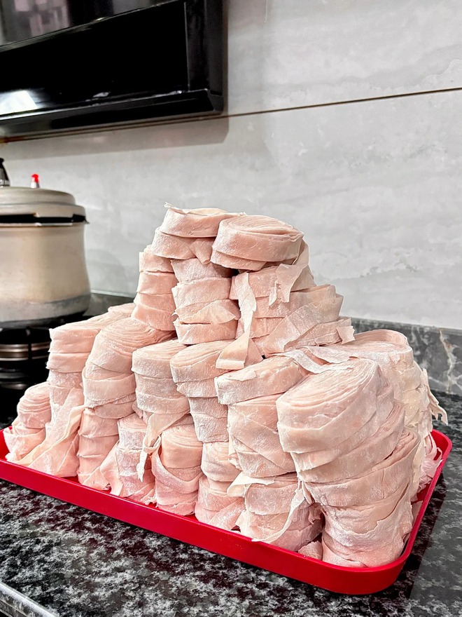 Chuyện lạ về b&aacute;t m&igrave; "thịt bao thịt": B&iacute; mật nằm ở ng&agrave;n nh&aacute;t ch&agrave;y v&agrave; sự tương đồng bất ngờ với gi&ograve; lụa Việt- Ảnh 5.