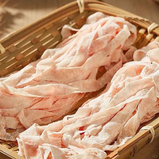 Chuyện lạ về b&aacute;t m&igrave; "thịt bao thịt": B&iacute; mật nằm ở ng&agrave;n nh&aacute;t ch&agrave;y v&agrave; sự tương đồng bất ngờ với gi&ograve; lụa Việt- Ảnh 6.