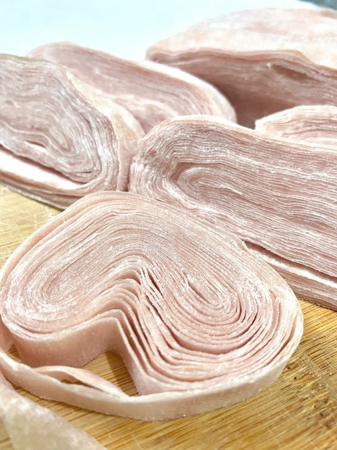 Chuyện lạ về b&aacute;t m&igrave; "thịt bao thịt": B&iacute; mật nằm ở ng&agrave;n nh&aacute;t ch&agrave;y v&agrave; sự tương đồng bất ngờ với gi&ograve; lụa Việt- Ảnh 9.