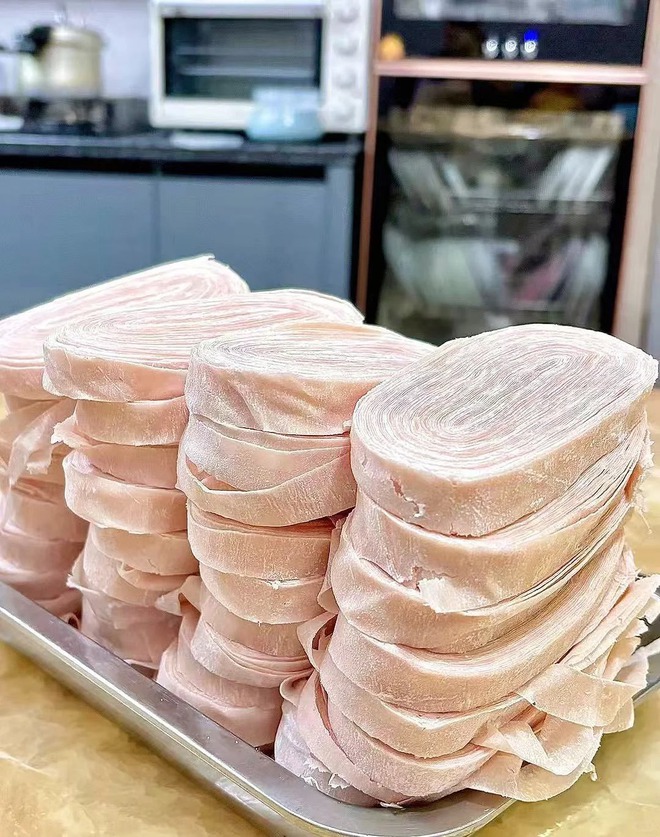 Chuyện lạ về b&aacute;t m&igrave; "thịt bao thịt": B&iacute; mật nằm ở ng&agrave;n nh&aacute;t ch&agrave;y v&agrave; sự tương đồng bất ngờ với gi&ograve; lụa Việt- Ảnh 10.