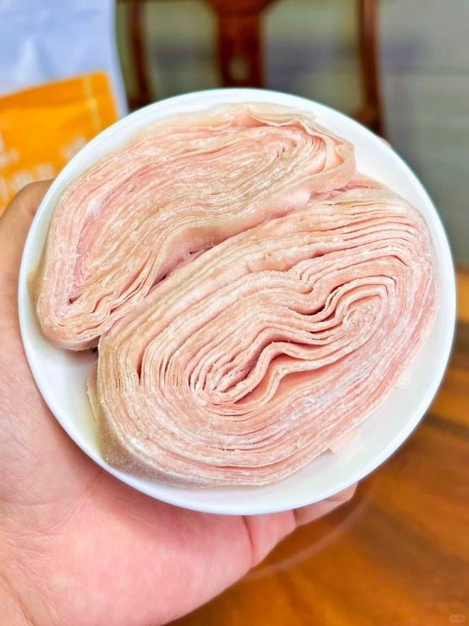 Chuyện lạ về b&aacute;t m&igrave; "thịt bao thịt": B&iacute; mật nằm ở ng&agrave;n nh&aacute;t ch&agrave;y v&agrave; sự tương đồng bất ngờ với gi&ograve; lụa Việt- Ảnh 8.