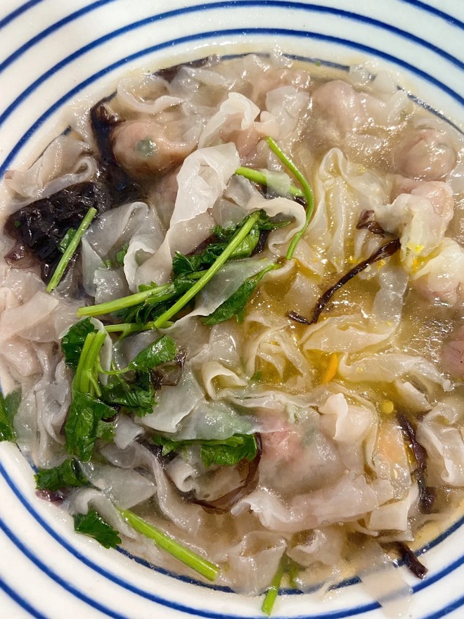 Chuyện lạ về b&aacute;t m&igrave; "thịt bao thịt": B&iacute; mật nằm ở ng&agrave;n nh&aacute;t ch&agrave;y v&agrave; sự tương đồng bất ngờ với gi&ograve; lụa Việt- Ảnh 21.