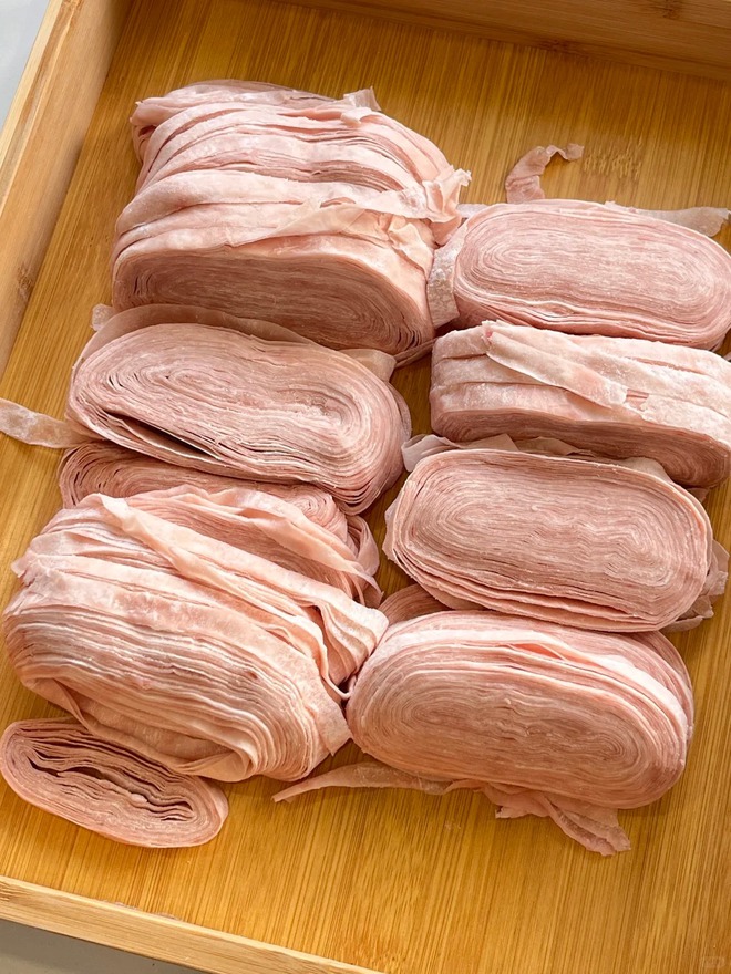 Chuyện lạ về b&aacute;t m&igrave; "thịt bao thịt": B&iacute; mật nằm ở ng&agrave;n nh&aacute;t ch&agrave;y v&agrave; sự tương đồng bất ngờ với gi&ograve; lụa Việt- Ảnh 4.