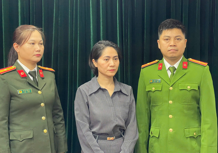 Gi&aacute;m đốc c&ocirc;ng ty tổ chức 'Về đ&acirc;y bốn c&aacute;nh chim trời' bị khởi tố tội danh g&igrave;?- Ảnh 1.