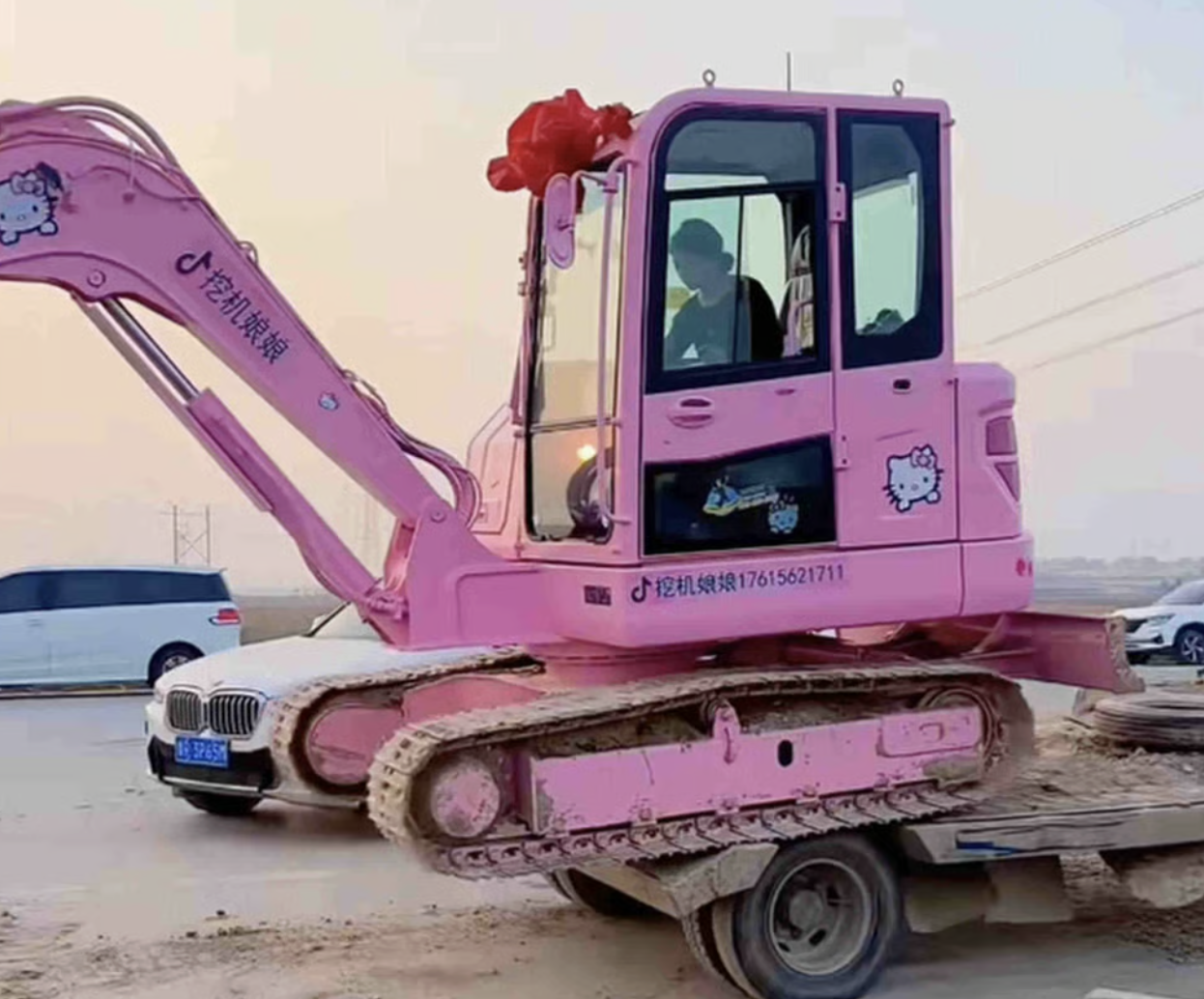 Nữ c&ocirc;ng nh&acirc;n sơn m&aacute;y x&uacute;c Hello Kitty m&agrave;u hồng: Khi c&ocirc;ng trường cũng cần&hellip; sự l&atilde;ng mạn- Ảnh 2.