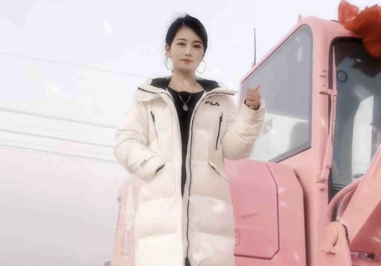 Nữ c&ocirc;ng nh&acirc;n sơn m&aacute;y x&uacute;c Hello Kitty m&agrave;u hồng: Khi c&ocirc;ng trường cũng cần&hellip; sự l&atilde;ng mạn- Ảnh 1.