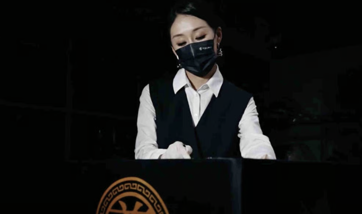 Xinh đẹp, sơn m&oacute;ng, d&ugrave;ng nước hoa khi l&agrave;m việc với người chết: Nữ nh&acirc;n vi&ecirc;n mai t&aacute;ng bị "n&eacute;m đ&aacute;" dữ dội- Ảnh 2.