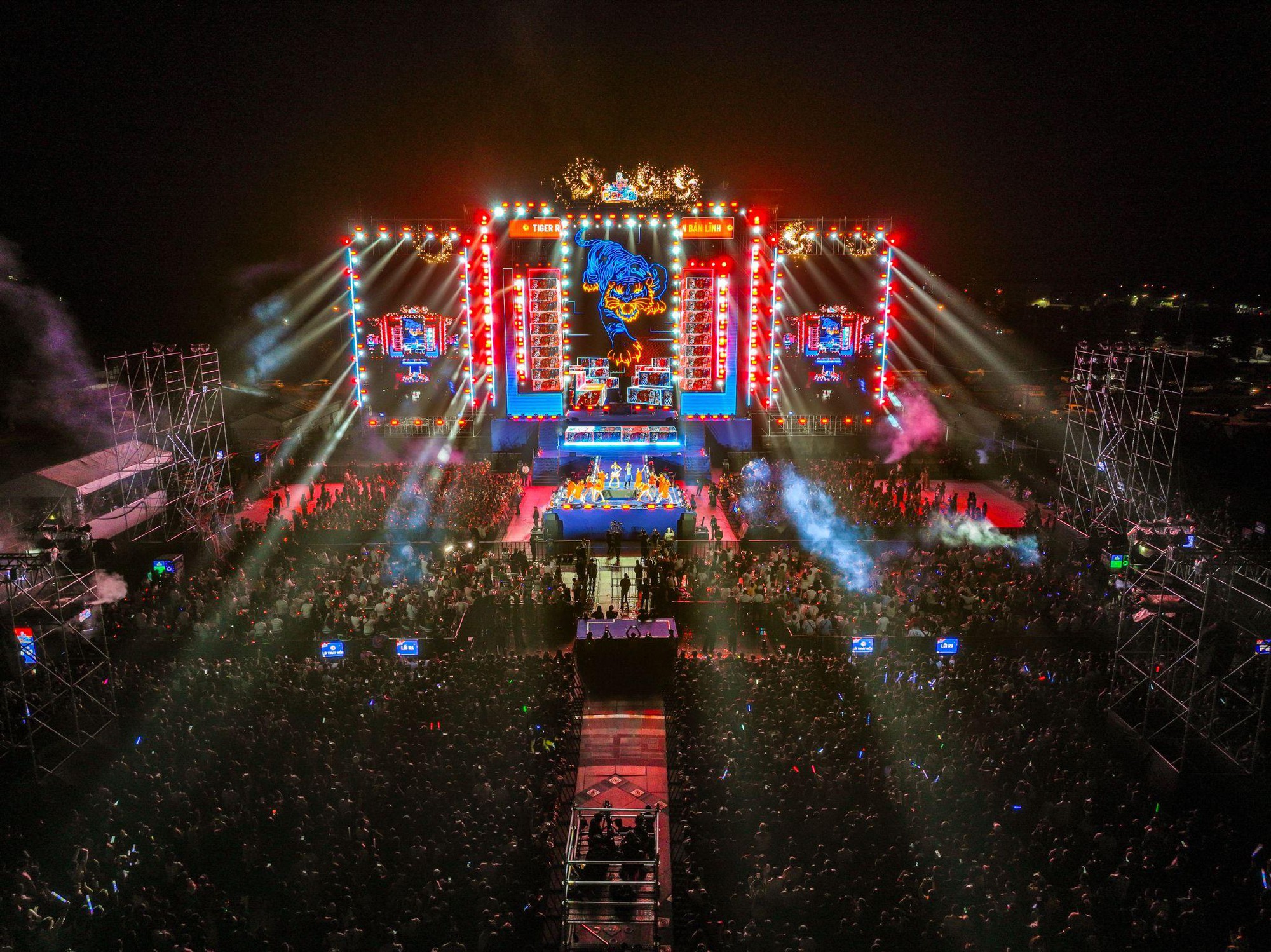 Tọa độ countdown hot bậc nhất TP.HCM: Săn lộc c&ugrave;ng d&agrave;n sao V-biz đ&igrave;nh đ&aacute;m, xem ph&aacute;o hoa c&ugrave;ng m&agrave;n tung liễn Tết khổng lồ- Ảnh 1.