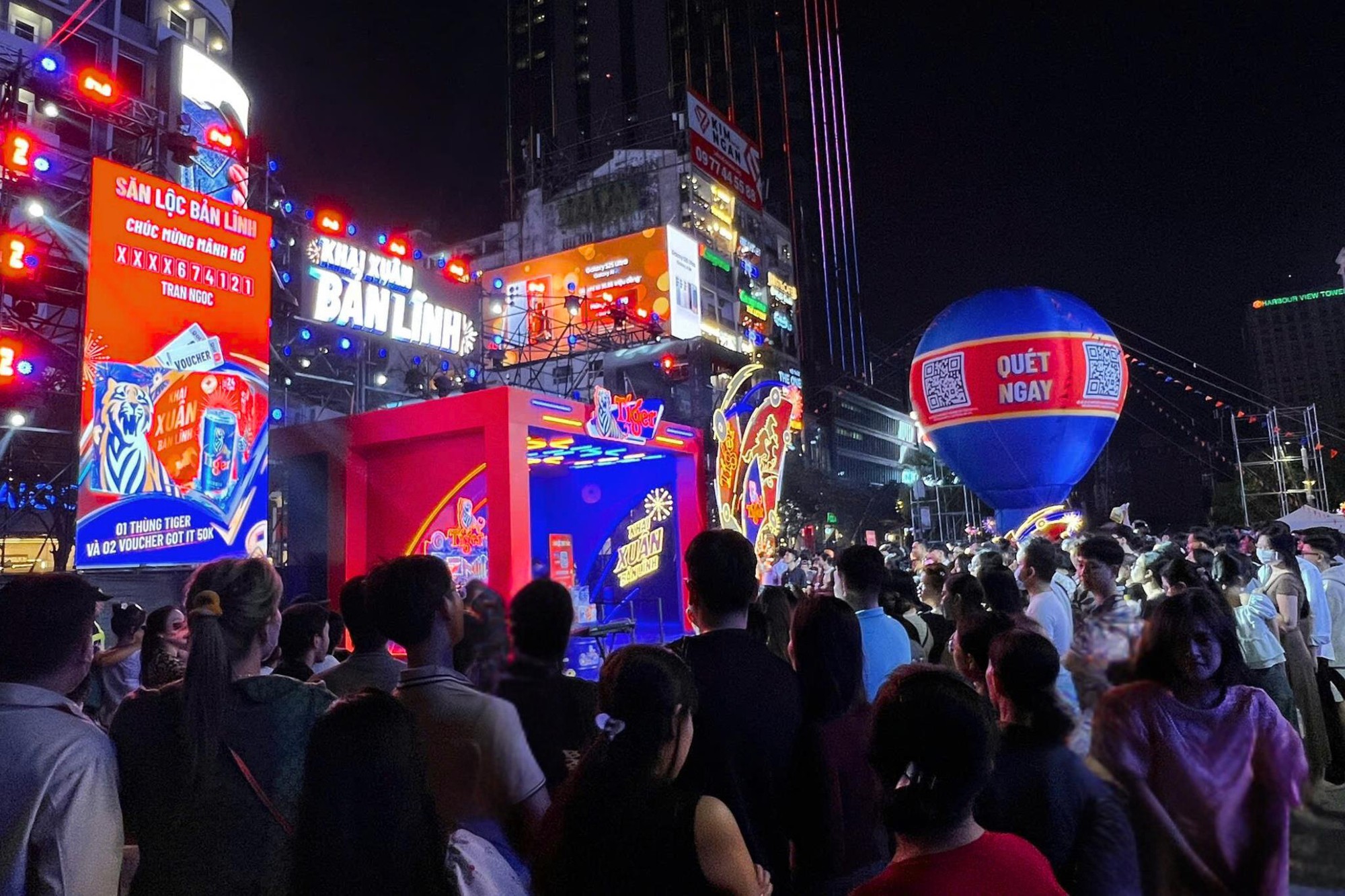 Tọa độ countdown hot bậc nhất TP.HCM: Săn lộc c&ugrave;ng d&agrave;n sao V-biz đ&igrave;nh đ&aacute;m, xem ph&aacute;o hoa c&ugrave;ng m&agrave;n tung liễn Tết khổng lồ- Ảnh 2.