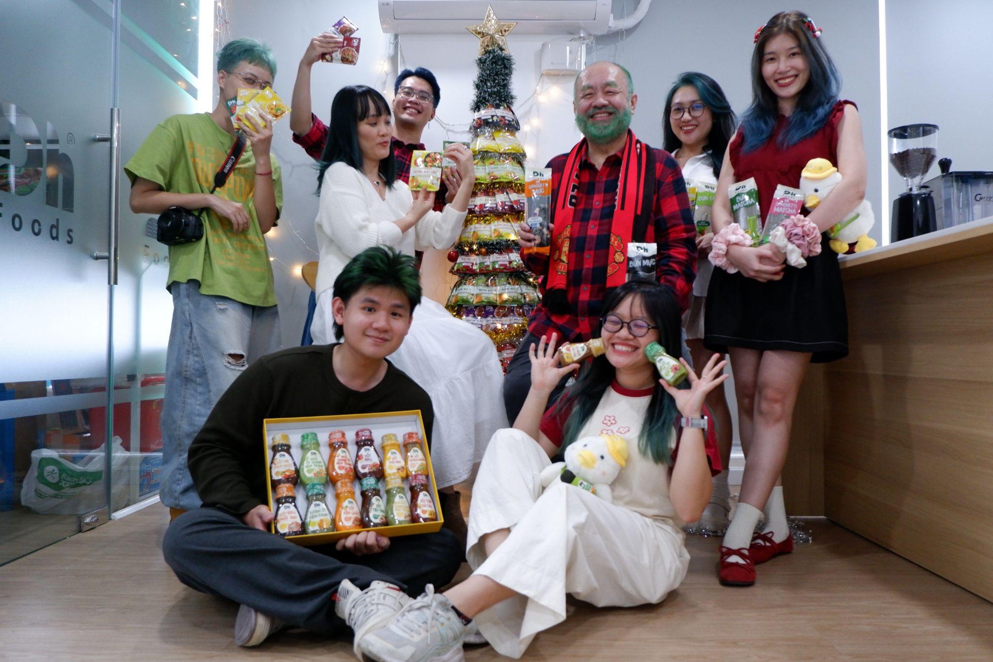 CEO Dh Foods chơi lớn, thưởng 10 triệu cho mỗi nh&acirc;n vi&ecirc;n nhuộm t&oacute;c xanh- Ảnh 1.