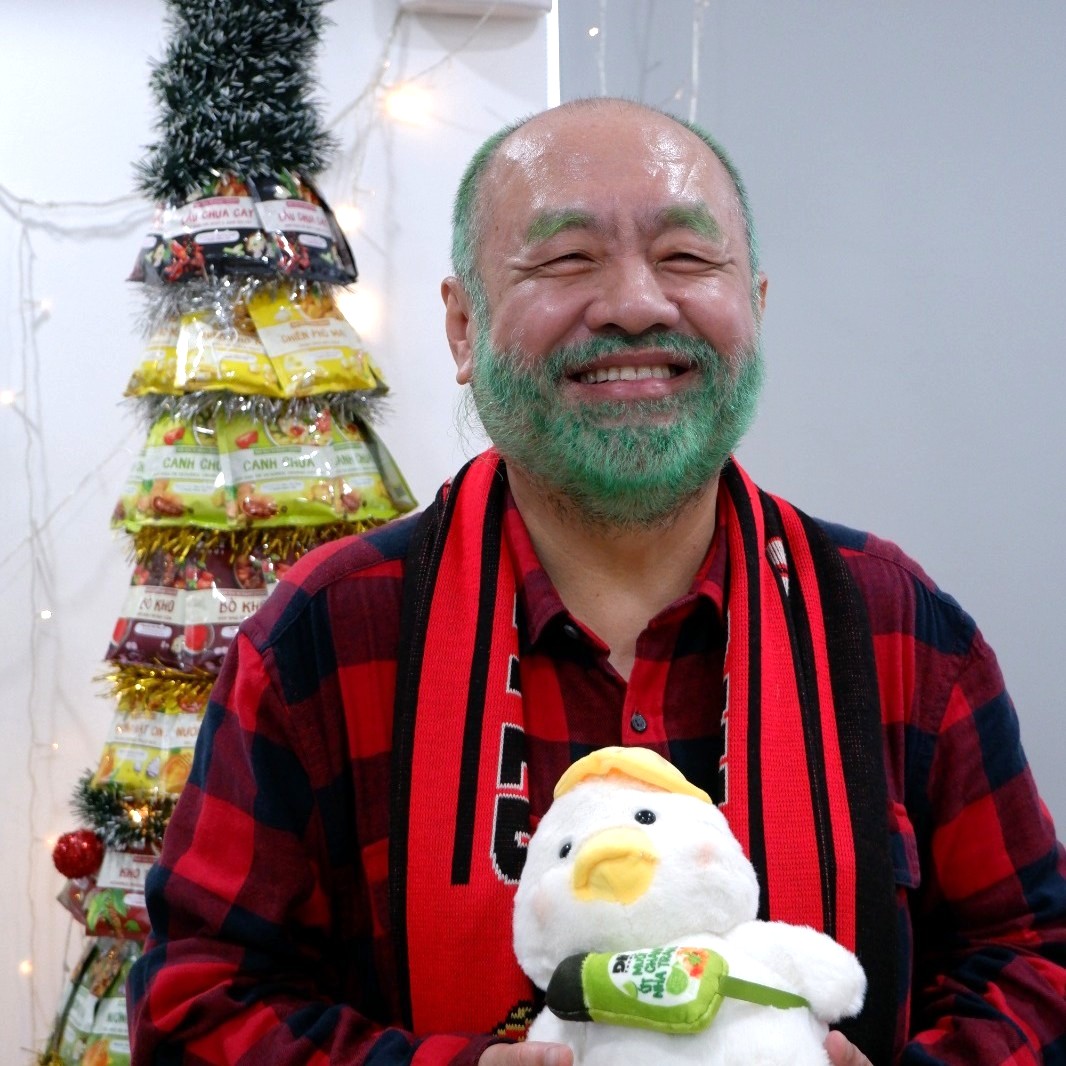 CEO Dh Foods chơi lớn, thưởng 10 triệu cho mỗi nh&acirc;n vi&ecirc;n nhuộm t&oacute;c xanh- Ảnh 2.