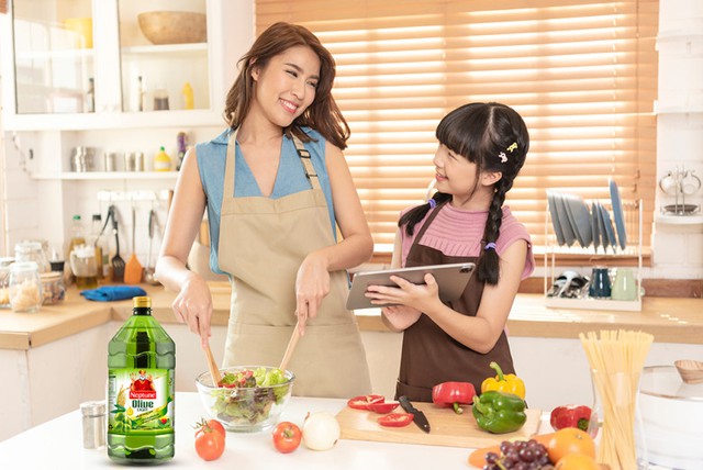 Với c&ocirc;ng thức kết hợp dầu &ocirc;-liu nguy&ecirc;n chất v&agrave; dầu gạo lứt, loại dầu mới n&agrave;y gi&uacute;p n&acirc;ng tầm gian bếp- Ảnh 2.