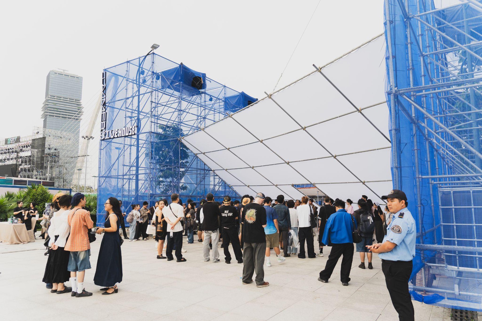 Đ&oacute;n Countdown kiểu &ldquo;đa trải nghiệm&rdquo;: Giới trẻ xếp h&agrave;ng d&agrave;i tại C&ocirc;ng vi&ecirc;n Bờ s&ocirc;ng S&agrave;i G&ograve;n- Ảnh 2.