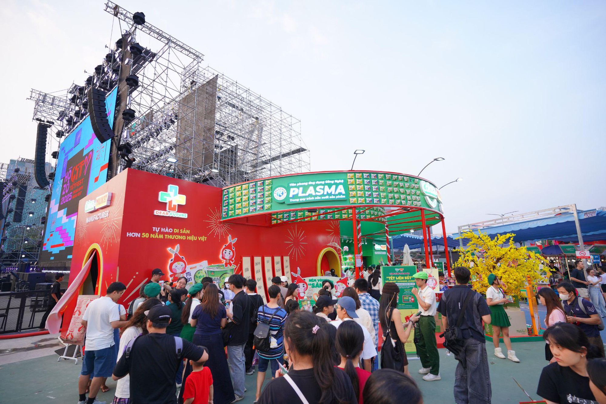 Colusa-Miliket lột x&aacute;c tại Hozo City Tết Fest 2025: Giao diện &ldquo;A MAZE&rdquo; đỉnh n&oacute;c, vị ngon chấn động- Ảnh 1.